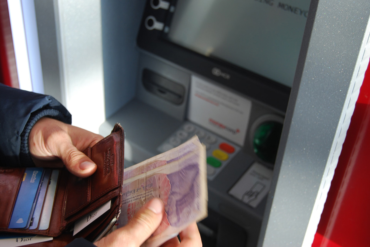 Ilustrasi Transaksi di ATM | Sumber: Unsplash.com